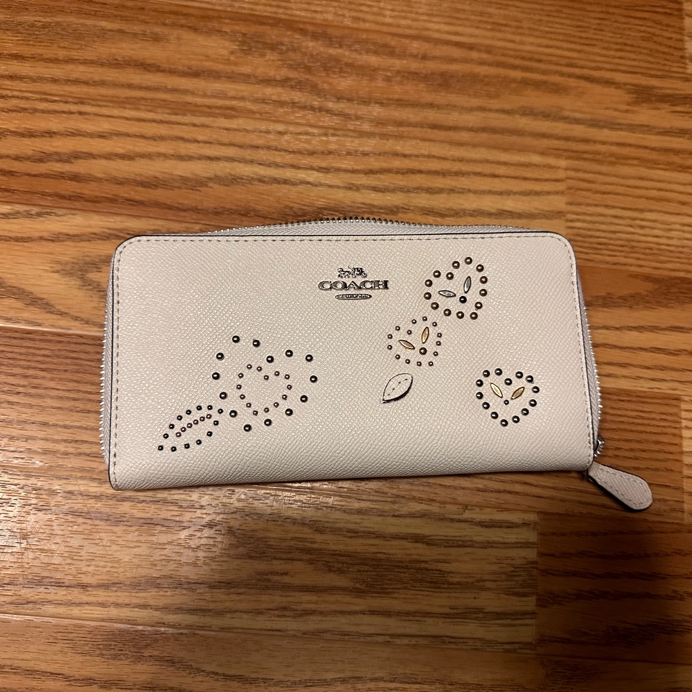 Nwt coach heart print wallet.